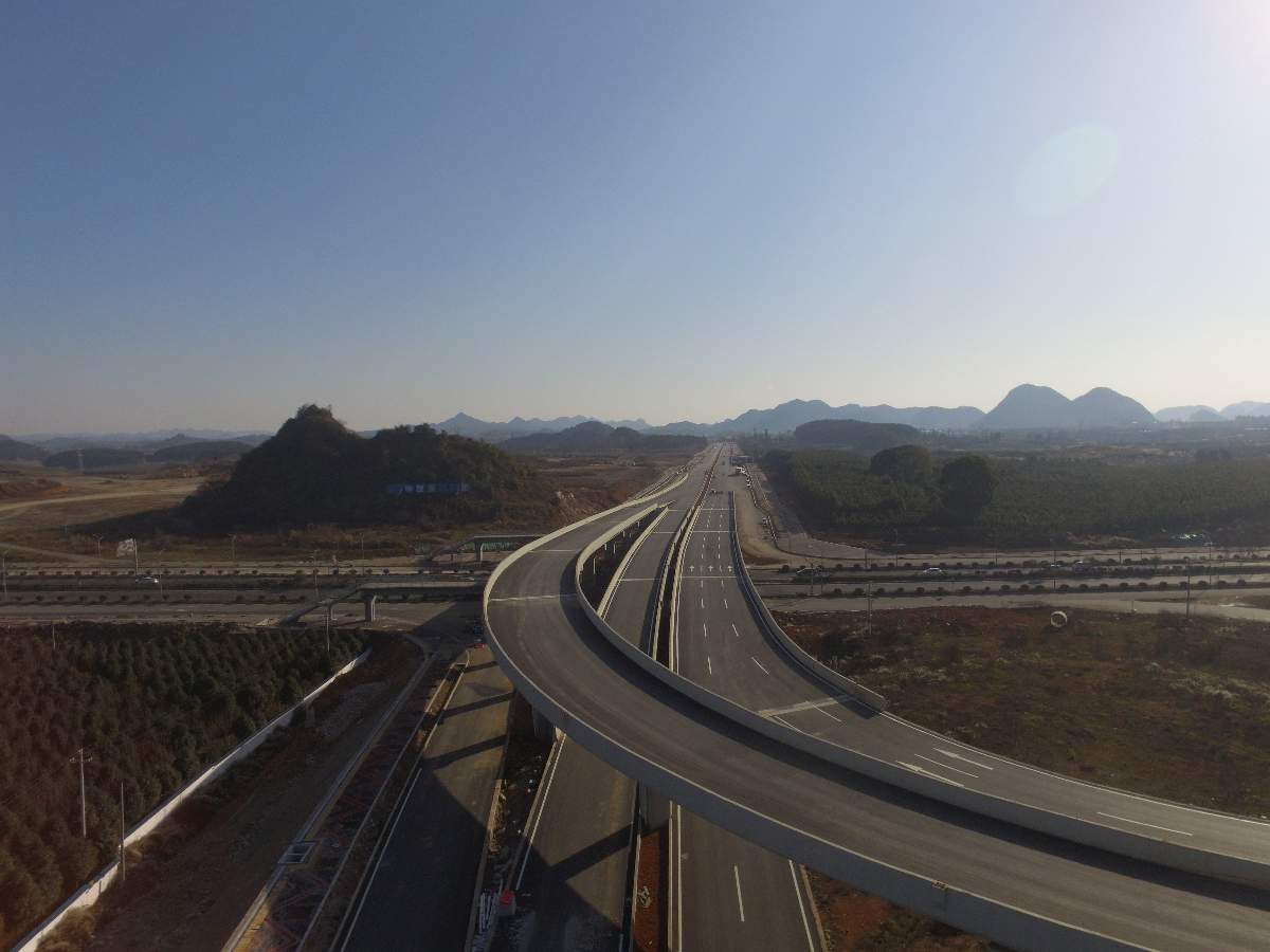 贵安新区高峰大道路面工程(图1) 贵安新区高峰大道路面工程(图1)