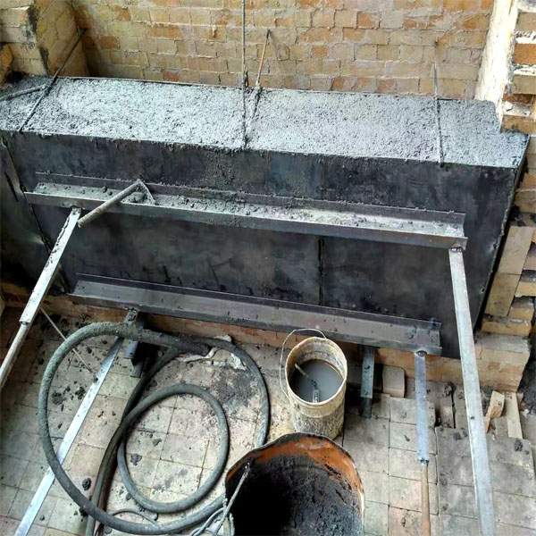 耐火浇注料施工进行中