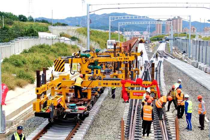 中国中铁旗下中铁一局参建的潍烟高铁全线铺轨贯通！(图2)