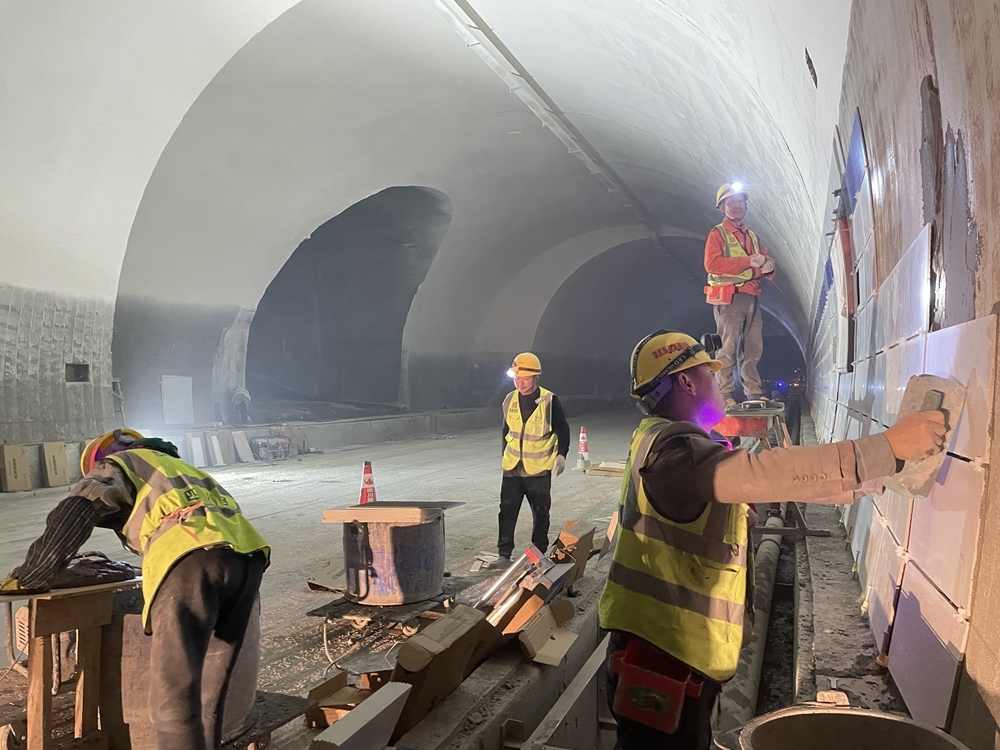 我国南北大动脉“扼颈之环”――甘肃木寨岭特长隧道全面贯通(图2)