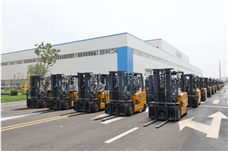 百台齐发！徐工鲲鹏电动叉车启航海外