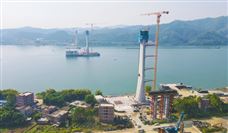 世界最大跨径的三塔空间缆地锚式悬索桥北塔成功封顶