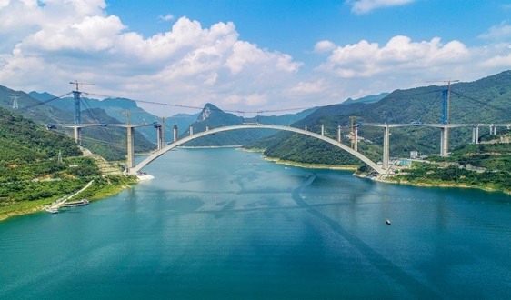 在建世界最大跨径拱桥首片拱上T梁成功架设(图1)