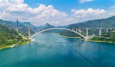 在建世界最大跨径拱桥首片拱上T梁成功架设