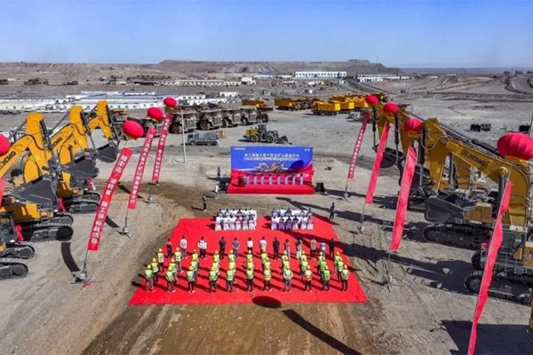 焕新升级,成套出击!徐工百台成套矿山装备在西北市场交付(图3) 焕新升级,成套出击!徐工百台成套矿山装备在西北市场交付(图3)