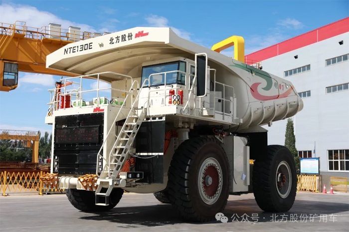 北方股份公司首台120吨级NTE130E纯电动电动轮矿用车成功下线(图1)