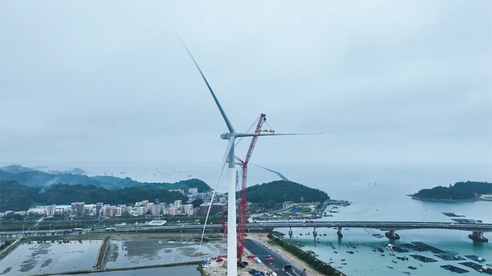 三一2000吨履带起重机成功吊装全球首台18兆瓦海上风电机组！(图1)