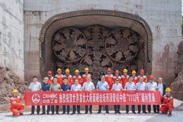 向“新”而行丨世界首例硬岩矩形盾构顶管机掘进隧道今天贯通(图1)