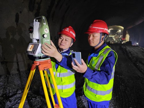 鏖战981天、穿山越壑铸通途！——中国交建汉源九安公路项目杉木岭特长隧道厘米级精准贯通(图2)