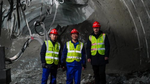 鏖战981天、穿山越壑铸通途！——中国交建汉源九安公路项目杉木岭特长隧道厘米级精准贯通(图3)