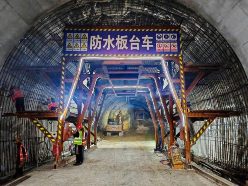 鏖战981天、穿山越壑铸通途！——中国交建汉源九安公路项目杉木岭特长隧道厘米级精准贯通(图4)