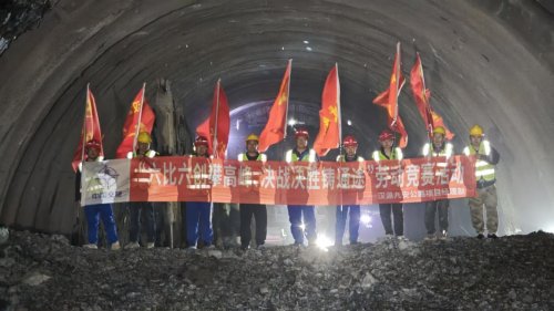 鏖战981天、穿山越壑铸通途！——中国交建汉源九安公路项目杉木岭特长隧道厘米级精准贯通(图6)