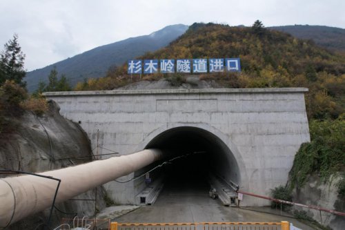 鏖战981天、穿山越壑铸通途！——中国交建汉源九安公路项目杉木岭特长隧道厘米级精准贯通(图7)