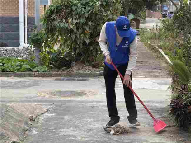 中交一公局集团深圳鹏坝通道项目党支部携手鹏城社区开展志愿清洁行动 共建美丽家园 彰显企业责任担当(图2) 中交一公局集团深圳鹏坝通道项目党支部携手鹏城社区开展志愿清洁行动 共建美丽家园 彰显企业责任担当(图2)