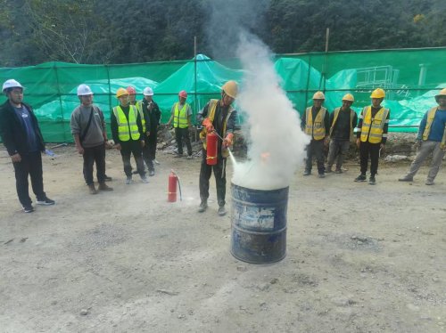 中交永拉嘎大桥项目开展灭火器实操培训 筑牢施工现场“防火墙”