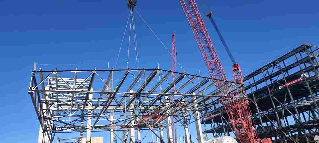 攻坚寒冬，铸就脊梁——内蒙古卓正化工项目核心厂房主体钢结构全面封顶(图2)