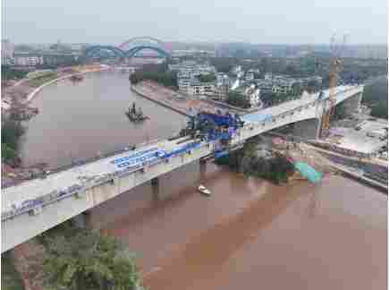 平陆运河钦北线铁路185米刚构连续梁拱桥顺利合龙(图2) 平陆运河钦北线铁路185米刚构连续梁拱桥顺利合龙(图2)