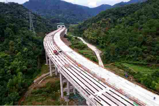 “岩层微雕”破双险(图4)