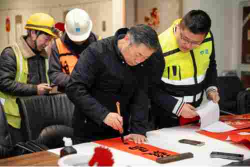 笔墨迎春 福至工地丨中建八局文旅博览公司承办江苏省建设工会“写春联送福字”活动(图3)